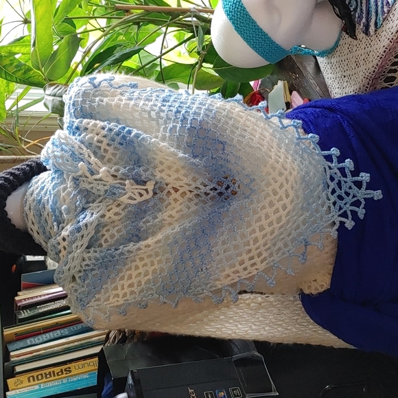 Triangle shawl - Picture 4 of 6